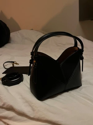 Zara väska - En svart handväska från Zara, super bra skick då den nästan är som ny!  Slutsåld 