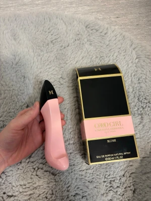 Good Girl Blush parfym 30 ml - Good Girl Blush från Carolina Herrera i en unik flaska formad som en högklackad sko. Flaskan är ljusrosa med svart topp och gulddetaljer. Parfymen är en Eau de Parfum Natural Spray och rymmer 30 ml. Snygg och lyxig design som sticker ut i badrumshyllan.