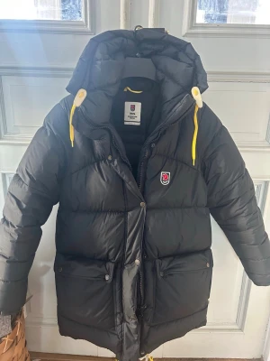Fjällräven Jacka - Hej! Säljer en fjällräven jacka eftersom den inte passar mig. Det är den nya modellen som går lite längre ner! Pris kan diskuteras☺️