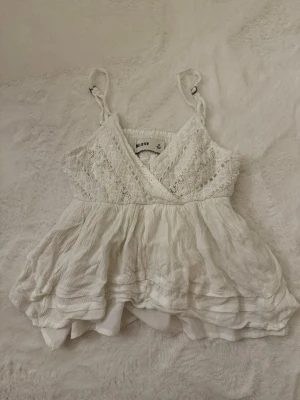 Vit spetsdetaljerad linnetopp Hollister - Supersöt vit linnetopp från Hollister köpte men använde typ 3 gånger