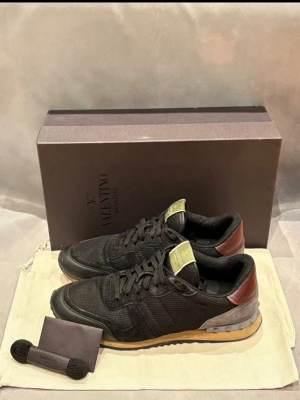 Valentino rockrunners - Säljer dessa valentino rockrunners perfekt till vintern. Skorna är i sjukt bra skick 9,10 storlek 42 fits 43 pris ej hugget i sten, bara skriva vid minsta fundering frakta samma dag som köp!🙌