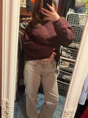 Gråa jeans - Säljer ett par grå jeans.. Jeansen har en avslappnad passform och är tillverkade i ett kraftigt denimtyg. snygga!! Pris kan diskuteras