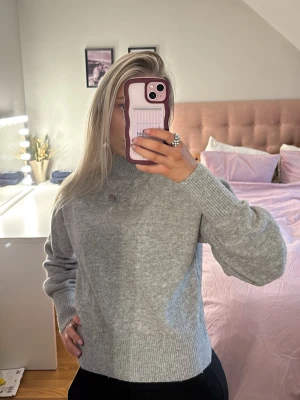 Grå stickad tröja med hög krage - Grå stickad tröja med hög krage och långa ärmar + breda ribbstickade muddar vid ärmslut💞