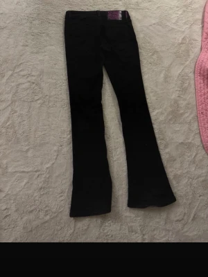 Svarta weekday jeans  - Säljer ett par svarta bootcut jeans från weekday , de är storlek 27/32 och midje måttet är ca 37cm , de är jätte bra skick och sitter super på!