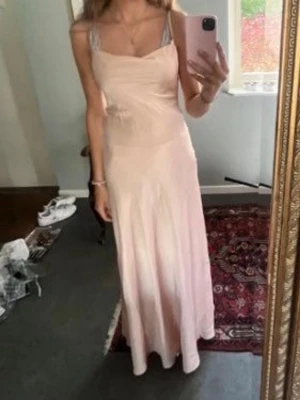 Ljusrosa balklänning  - Säljer min ljusrosa balklänning från ASOS, använd en gång. Jag är 164 och sydde upp klänningen då den var för lång. Mjukt material, skön och EJ genomskinlig. (Andra bilden är inte min). Skriv om du har frågor💕