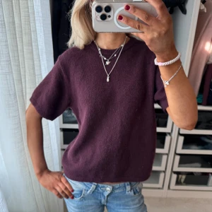 Vinröd ulltröja trekvartsärm - Stickad kortärmad / trekvartsärmad stickad tröja från Gina tricot. Vinröd / lila