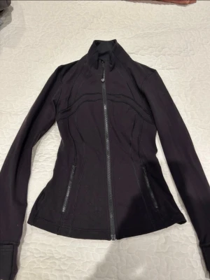 Lululemon define jacket - Helsvart lulu define jacket. Storlek 0. Supersnygg och aldrig använd, därav nyskick utan defekter.🥰Nypris är 1380kr. Cropped. Första bilden är lånad.