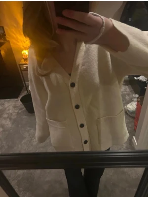 Beige kofta med knappar - Säljer denna slutsålda superfina kofta från Zara.                       Storlek S men passar även M. Nypris 699 kr och den har lapp + orginallåda kvar. 50% ull. FRI FRAKT! 