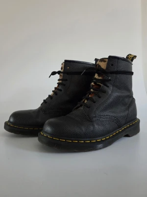 Dr. Martens x Stüssy 1460 🐆 Stl 41 / UK 7 - Säljer dessa sällsynta kängor från docs x stussy collabs i svart pebble-läder! ​• Storlek: 41 / UK 7 • Läder & sula: mycket bra skick! 🔥 • Defekt: Håret på ena leopardplösen har skavts bort av snörena och blivit en kal fläck (se bilden). Syns inte mycket när dom är snörade med därav billiga priset!