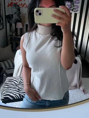 Vit topp med polokrage - Säljer denna topp med polo från Zara, knappt använd❤️färgen är typ mellan vit och beige 