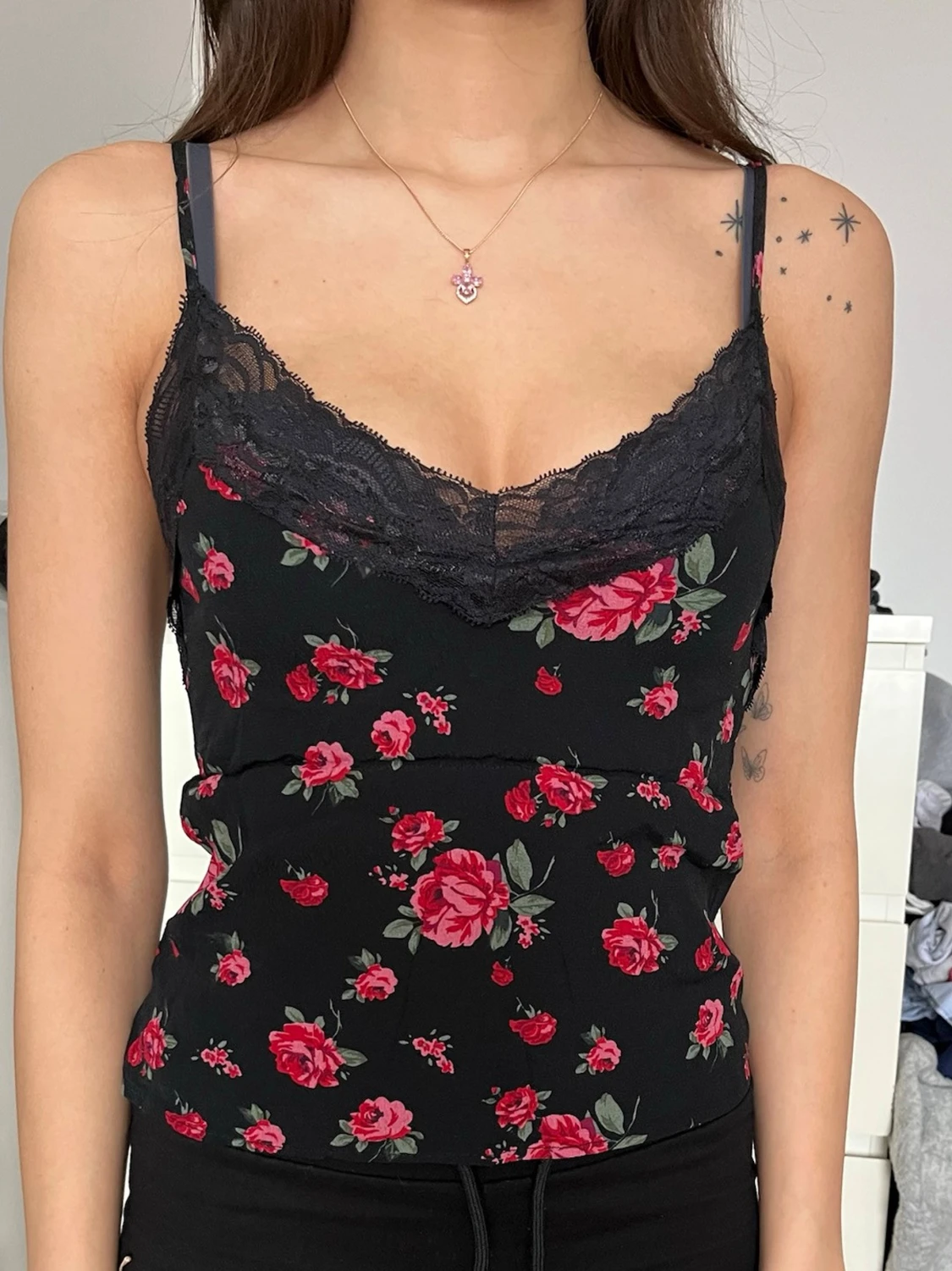 Blommig svart linnetopp med spets