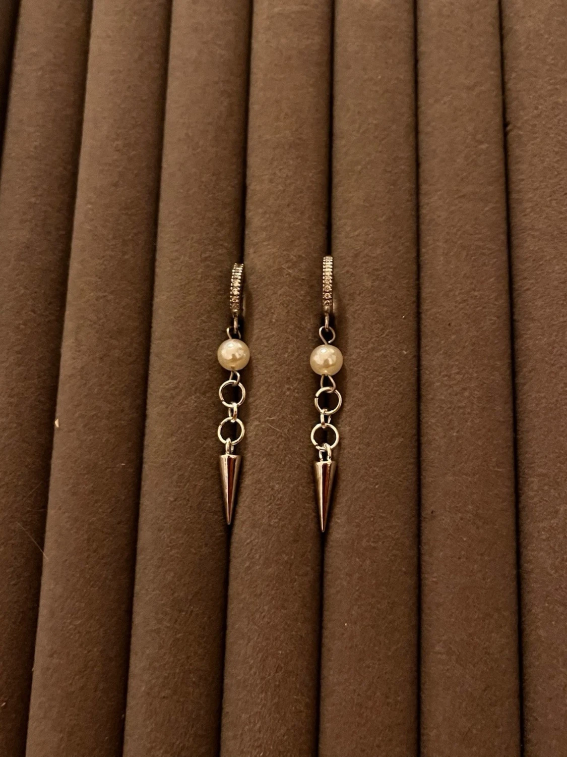 Silvriga örhängen med pärlor och spikes