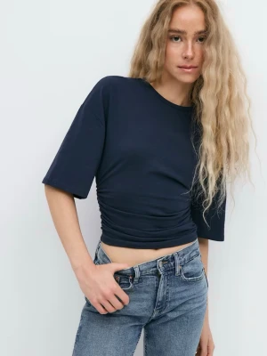 Mörkblå croppad topp från Gina tricot - En mörkblå croppad topp från Gina tricot som är slutsåld, säljer pågrund av att den ej kommer till användning!! Inte min bild så skriv om ni vill ha fler! Inga defekter och endast använd två gånger💙