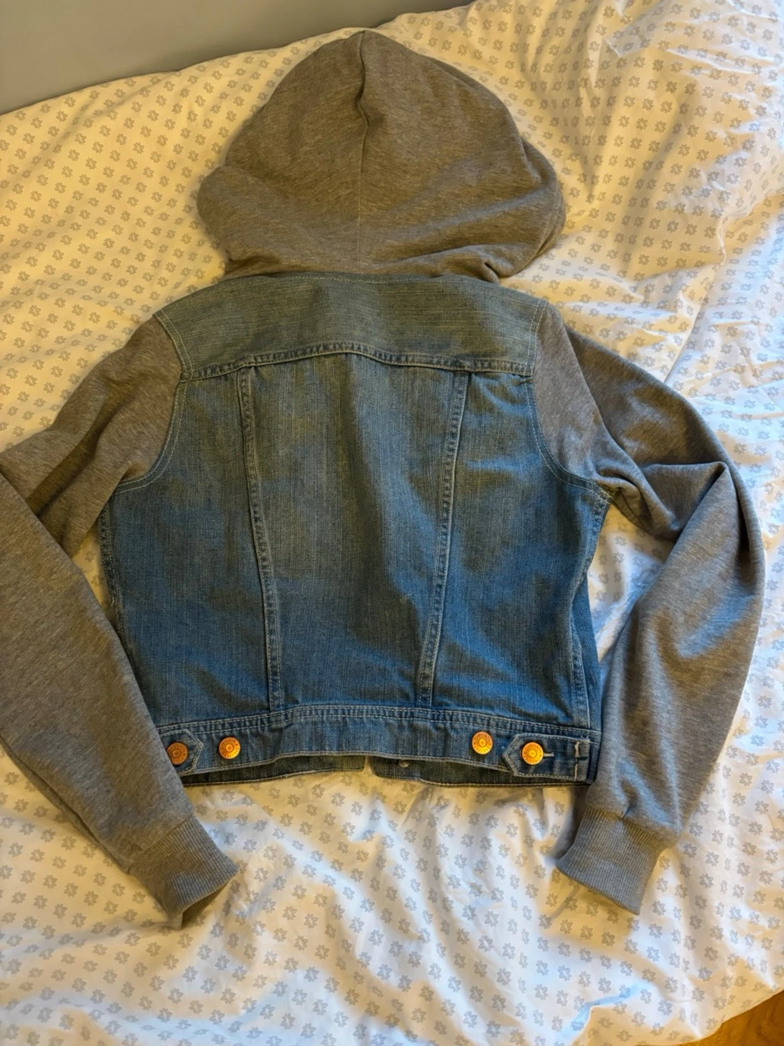 Jeansjacka med grå hoodieärmar - 1