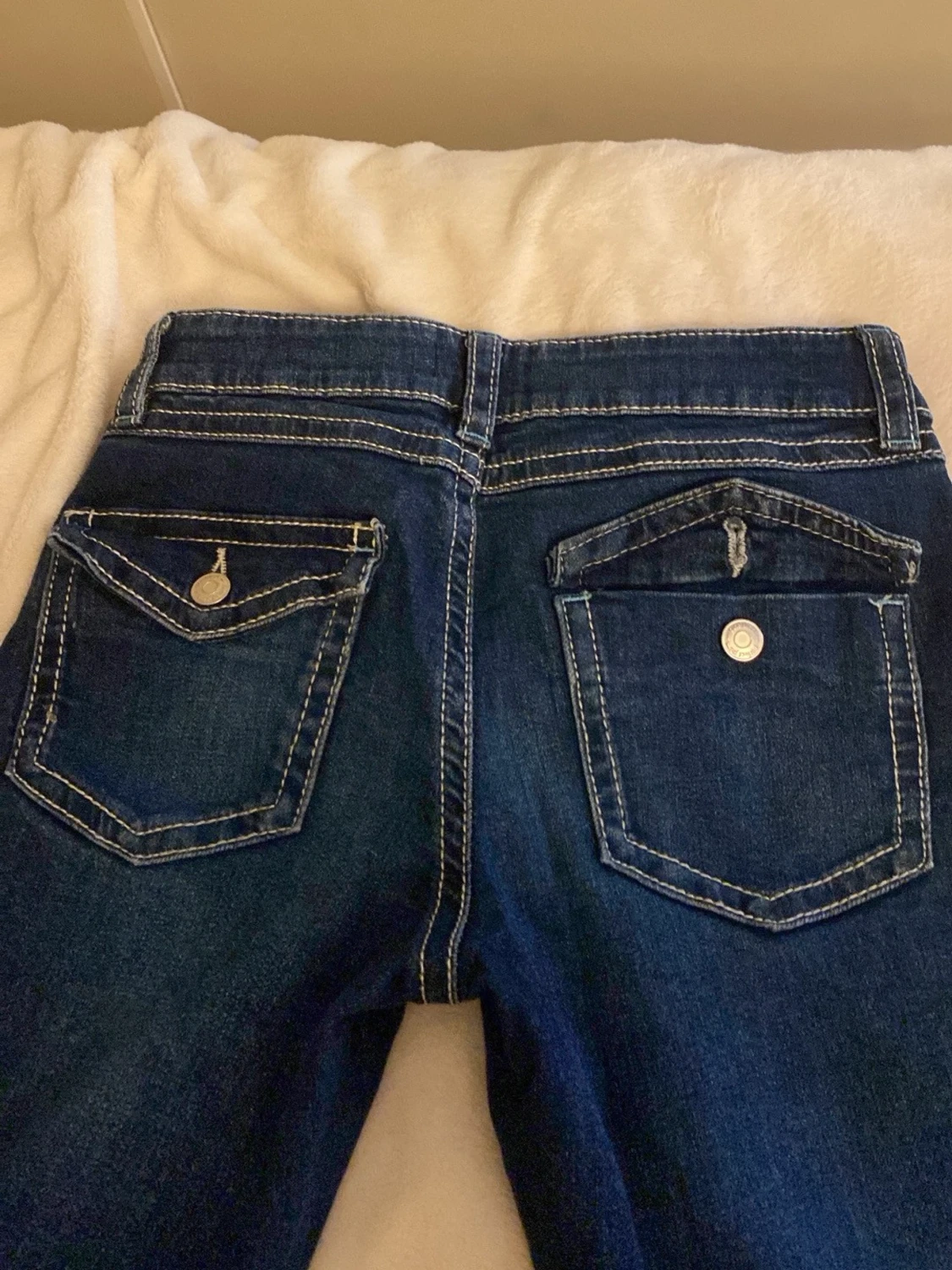 Mörkblå jeans med kontrastsömmar - 4