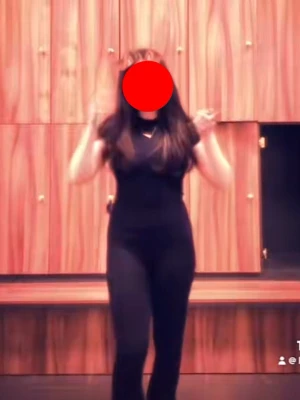 svart tight bas topp plagg/gymtröja - Säljer en svart, tight topp med korta ärmar och rund hals. Man kan ha den till träning eller samt som basplagg. Materialet är dock träningsmaterial. Den är i storlek S men hade nog passat xs också då den är tight❤️