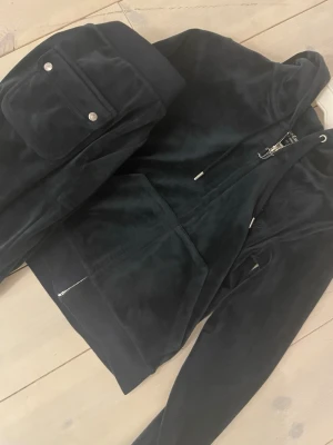 juicy couture sett! - Ett jättefint mörkblått juicy couture sett! Det är i väldigt bra skick och byxorna är uppsydda så dem ska passa mig som är ca 162💕Både under och överdelen är Xs❣️