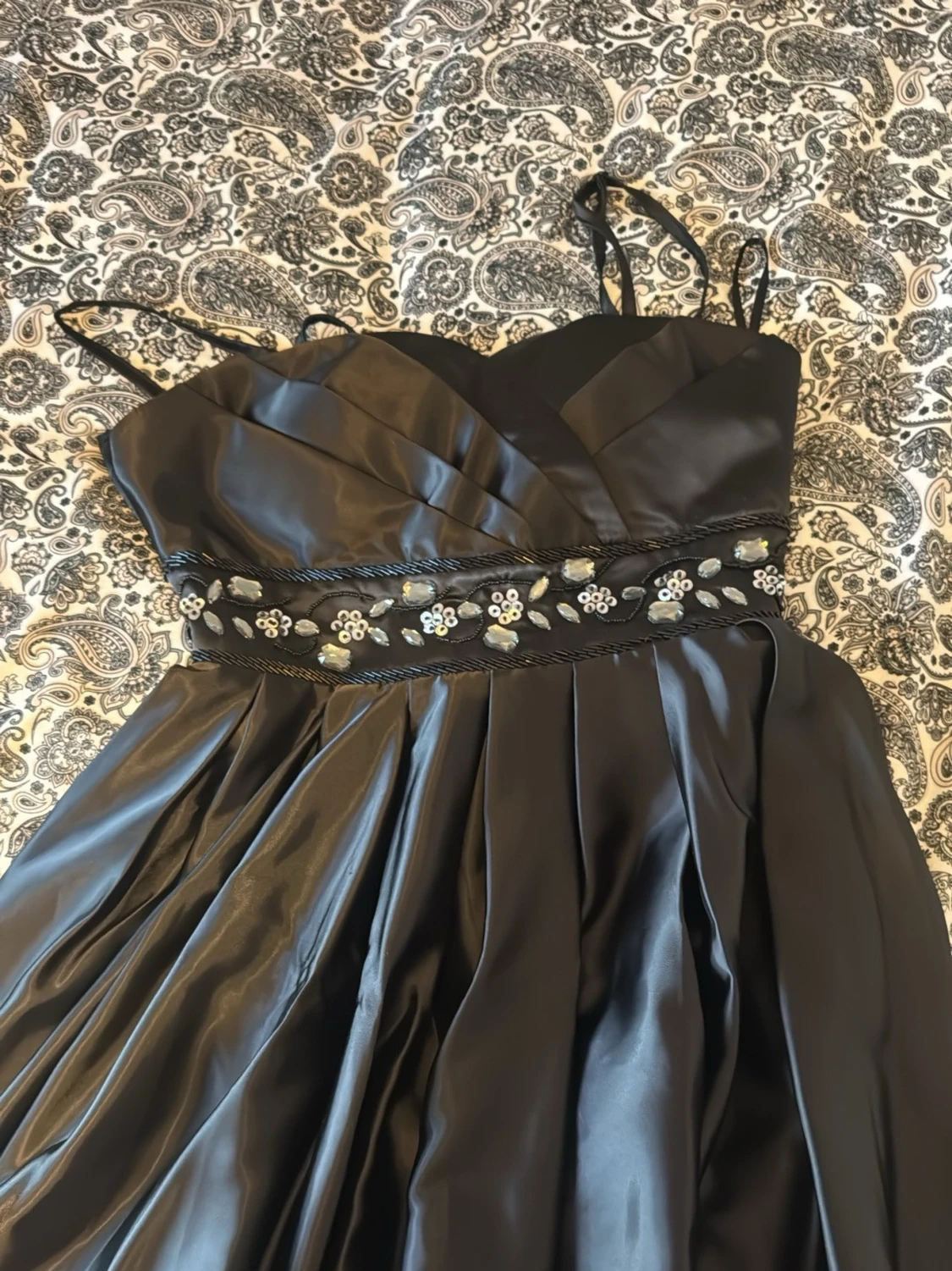 Svart långklänning med blommiga detaljer - 1