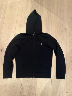 Ralph lauren hoodie - Säljer denna schyssta ralph lauren hoodien storlek S inga defekter. Nypris runt 2000 skriv vid frågor eller intresse.