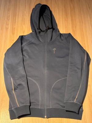 Ljusblå hoodie från Pelle P - Tja! Säljer denna feta Pelle P hoodie med dragkedja. Storlek S. Pris: 499kr