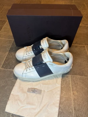 Valentino Opens | 43,5 - Valentino Opens i storlek 43,5. Skicket är mycket bra, allt og följs med, box Dustbag. Skriv vid intresse 🫡 Äkta | Äkthetsbevis finns på sista bilden