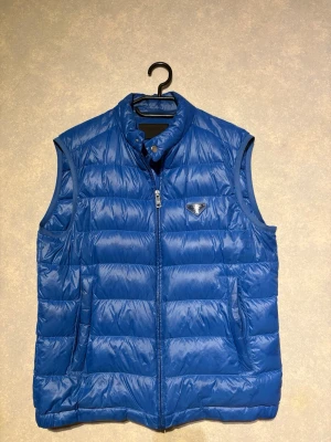 Prada Väst - En väst från Prada som har stigit i pris sjukt mycket då det är en äldre modell som inte går o få tag på . Storlek S