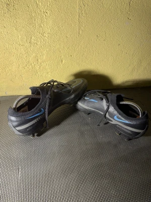 Nike fotbollsskor svart/blå - Nike Phantom G12 boots.                             Size 45.