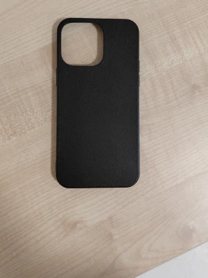 Svart mobilskal - Ett svart mobilskal med stilren och enkel design. Skalet har en stor öppning för kameran. Passar dig som gillar minimalistiska accessoarer till mobilen.