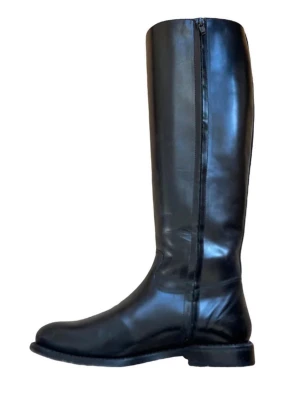 Svarta knähöga läderstövlar - Stilrena svarta knähöga stövlar i äkta läder från Bowen. Klassisk design med dragkedja på insidan och låg klack. Perfekta för dig som gillar en tidlös och elegant look. Insidan är ljus och mjuk för extra komfort. Nysulade. 