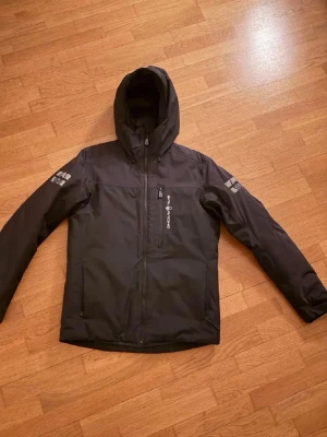 sail racing jacka - Storlek M, inga defekter, är i mycket bra skick. Skyddar mot vind, vattentät bekväm jacka. Perfekt för kyla som vinter eller vår . Kostar 3500 på marknaden. Säljer för 1050. Inga prisdiskussioner.