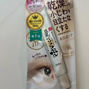 SANA sojabönsbaserad ögonkräm - Japansk ögonkräm från SANA med sojabönsextrakt, speciellt framtagen för att återfukta och minska synligheten av fina linjer runt ögonen. Kommer i en vit tub med smal spets för enkel applicering. Perfekt för dig som vill ha piggare och återfuktad hud kring ögonen. Helt ny.