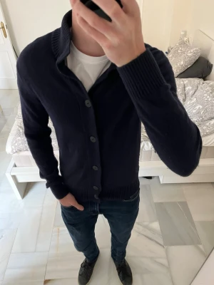 Mörkblå kofta med knappar från Mango - Väldigt snygg stickad kofta från Mango i storleken M 😁                                                              ———————————————————————————                                                      📐| Storlek: M                                                          👖| Märke: Mango                                                  🔎| Skick: Fint skick                                                 ✍🏻| Skriv om du har några frågor