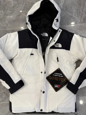 Vit och svart pufferjacka The North Face - 🎨 Färg: Vit med svarta paneler 📏 Storlek: M ♻️ Skick: Mycket fint skick 🧵 Material: Gore-Tex (vattentät & vindtät) 📦 Skickas samma dag vid köp