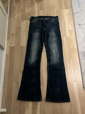 Mörkblå cheap monday jeans  - mörkblå bootcut jeans med tydliga slitningar och ljusa tvättade partier framtill. Jeansen har klassisk femficksdesign och vida ben. Säljes pågrund av köp av fel storlek. Endast använda och tvättade EN gång.