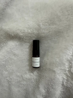 Sweetheart parfym från curiosa - En liten parfymflaska från curiosa med doften Sweetheart. Flaskan är svart med vit etikett och har en stilren, minimalistisk design. Perfekt att ha med i väskan för en fräsch doft när som helst.