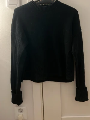 Arket tröja - Super fin svart stickad tröja ifrån arket. Använt ett fåtal gånger och är i bra skick.❣️