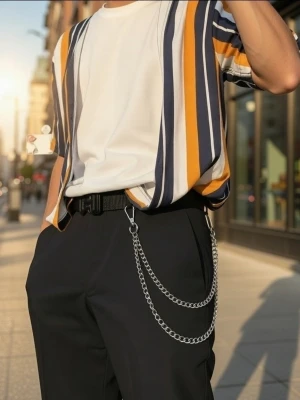 Dubbel kedja till byxor i metall - Säljer en snygg dubbel kedja i silverfärgad metall som fästs i byxorna med karbinhake. Perfekt accessoar för att ge din outfit en edgy och trendig touch. Passar till både jeans och kostymbyxor.Byxkedja länkar silverfärg. Längd 41 cm. Vikt 33 g.