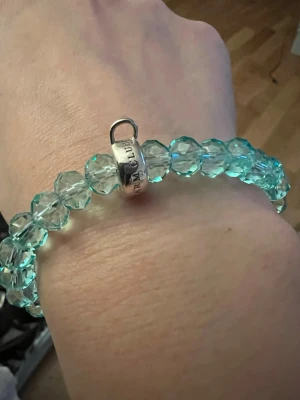 Thomas sabo, Turkost pärlarmband - Snyggt armband med turkosa, facetterade pärlor och en silverfärgad hänge för berlock'. Perfekt accessoar för att ge din outfit lite extra bling. Elastiskt band gör det enkelt att ta på och av.