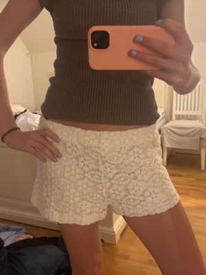 Vita virkade shorts - Säljer dessa fina virkade shortsen från Mango! Strl M (är i vanliga fall S). Mycket bra skick! 🥰