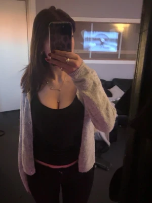 Ljusgrå Kofta - Säljer en mysig ljusgrå kofta med knappar, använd 1-2 gånger. Skriv för mer frågor/bilder!!💕