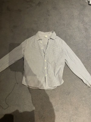 Randig skjorta från Lindex - Randig skjorta Köpt på Lindex men bra kvalitet och är riktig snygg. Passar dig som är 155-165. Ingen fråga är dålig.