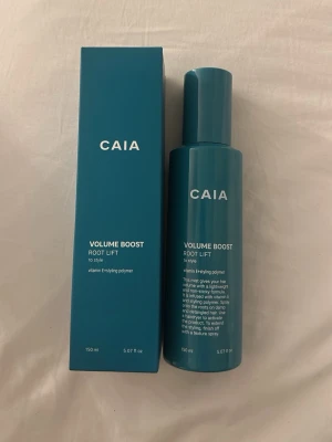CAIA Volume Boost Root Lift spray - Helt oanvänd hårprodukt som jag anser någon annan kanske kan få lite mer användning för då jag inte använder så mycket produkter till mitt hår.Volymspray från CAIA som ger håret lyft vid rötterna. Kommer i en stilren blå flaska på 150 ml. Innehåller vitamin E och stylingpolymer för att skapa fyllighet och stadga utan att tynga ner håret. Perfekt för dig som vill ha extra volym.