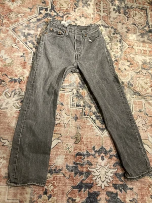 Grå raka jeans från Levi's - Hej jag säljer ett par jeans från Levis då de inte behövs längre. Hör av er via funderingar och frågor. Priset kan diskuteras. Jeansen passar mig som är 168 cm lång.