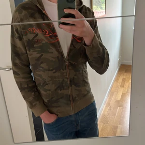 Unik ralph lauren zip hoodie - Säljer en unik och sällsynt zip hoodie från ralph lauren 🔥Gjord av 100% bomull och perfekt för kallare dagar nu inför hösten. Den orangea texten är lite bortnött, vilket ger en cool vintage-look,  inga andra defekter. Hör av er vid frågor 🙌