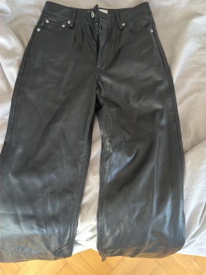 Skinnbyxor - Snygga svarta skinnbyxor från Zara i storlek 34. Jeansen har raka ben och hög midja. Väldigt sköna och stretchiga, snygg passform och långa i benen.