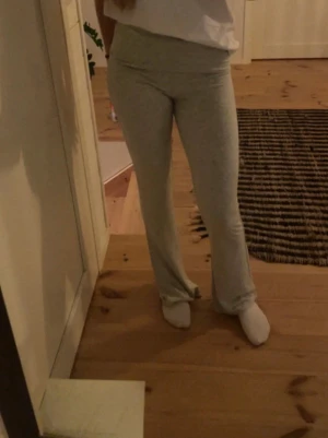 Ljusgrå mjukisbyxor med utsvängda ben - Säljer ett par yoga byxor. Byxorna är i mjukt och stretchigt material, perfekta för chill dagar. Är storlek XS men de är uppsydda så de är mera XXS nu🩶