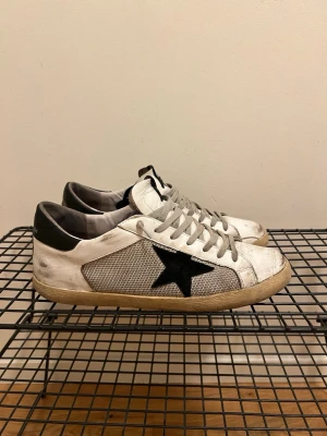 Golden Goose skor - Golden Goose skor i storlek 44. Superfint skick bortsett från klassiska gg felet se sista bilden. Superfina!