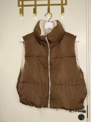 Vändbar väst - Bershka väst, i storlek S, inte använd 🌸