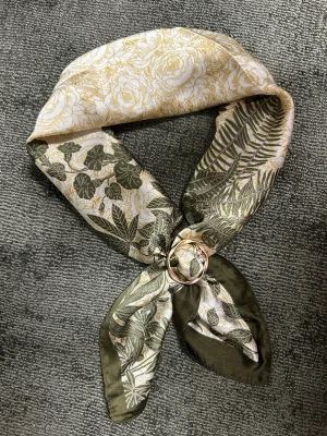 Grön och beige mönstrad sjal med ring - Fin , elegant scraf helt ny . Ringet följer inte med ! 