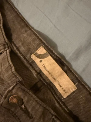 Grå jeans från Dressmann - Snygga grå jeans från Dressmann med klassisk femficksmodell och knappgylf. Jeansen har en rak passform och är tillverkade i slitstarkt bomullstyg. Perfekta för dig som vill ha en enkel och stilren look.